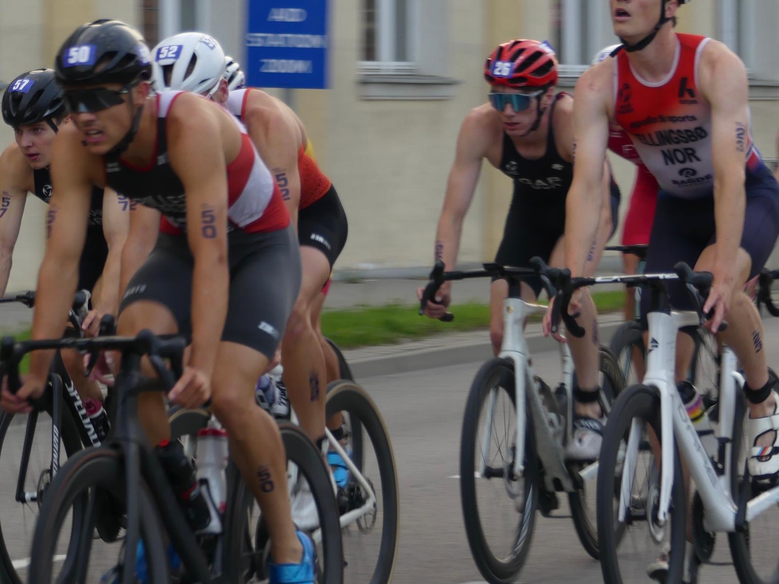 Michael Gar in the bike pack during a World Triathlon race